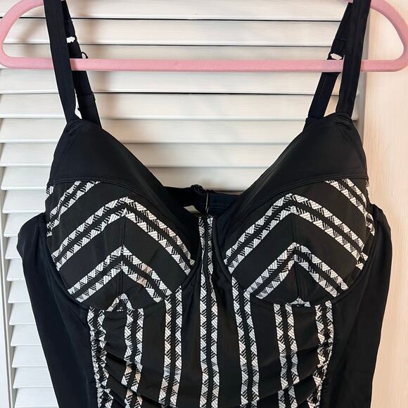 Torrid Black & White Chevron One Piece Swimsuit Size 3 Ruched Bustier Style - Picture 4 of 7